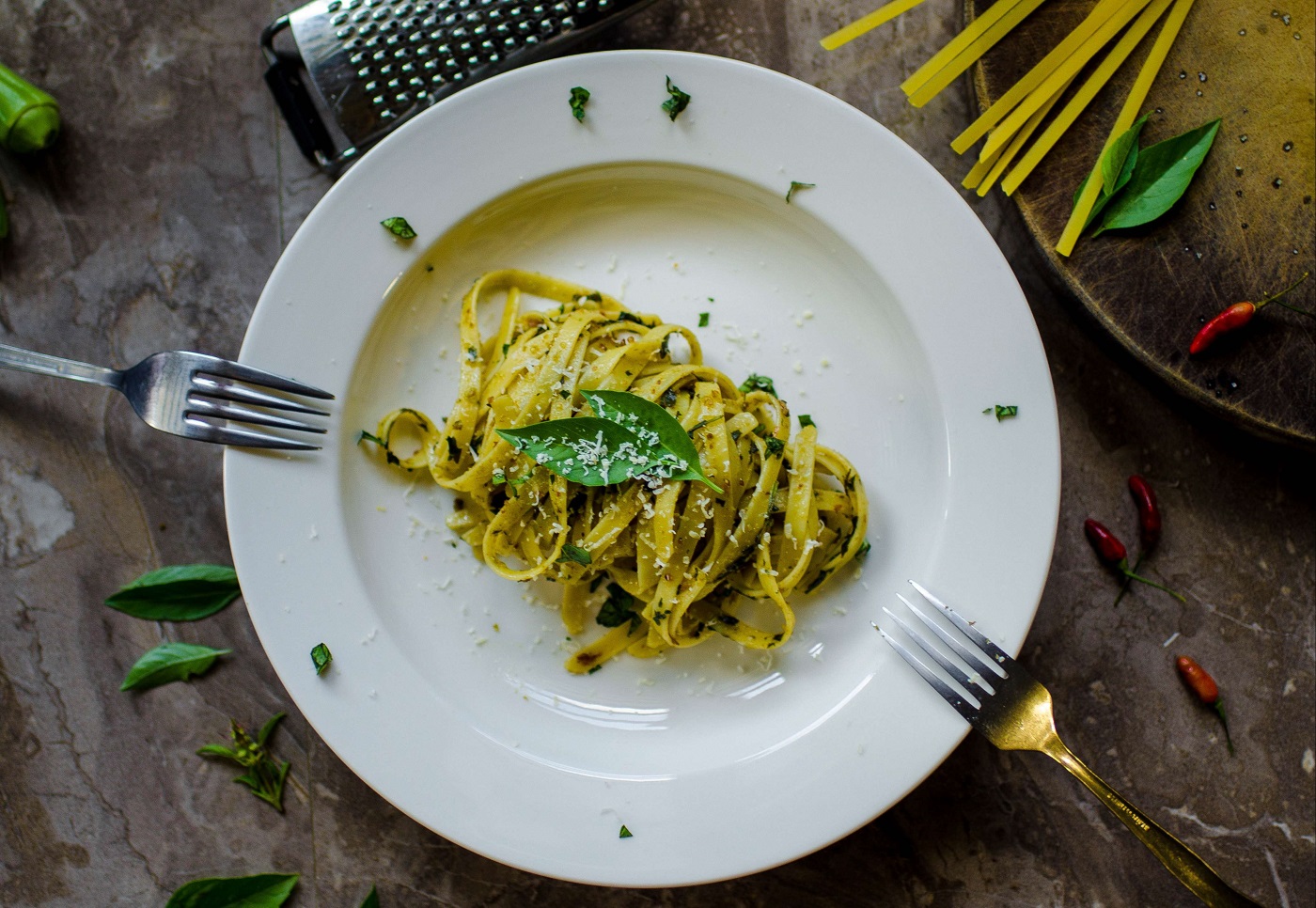 Fettuccine with strips of chicken breast and basil and honey sauce - Fettuccine with strips of chicken breast and basil and honey sauce